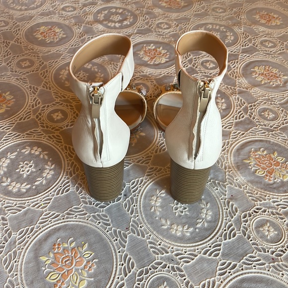 Nice pair of 7.5 casual heels for jean genie or who? - Picture 3 of 4